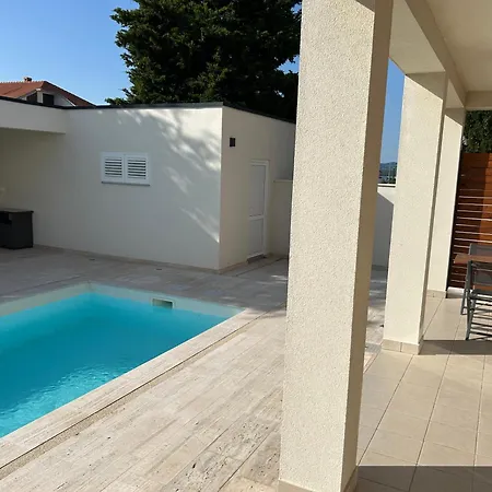Дом отдыха Fili Insel Mit Privaten Pool Und Grosser Terrasse